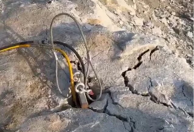 piston rock splitter for non-explosive hard rock excavation