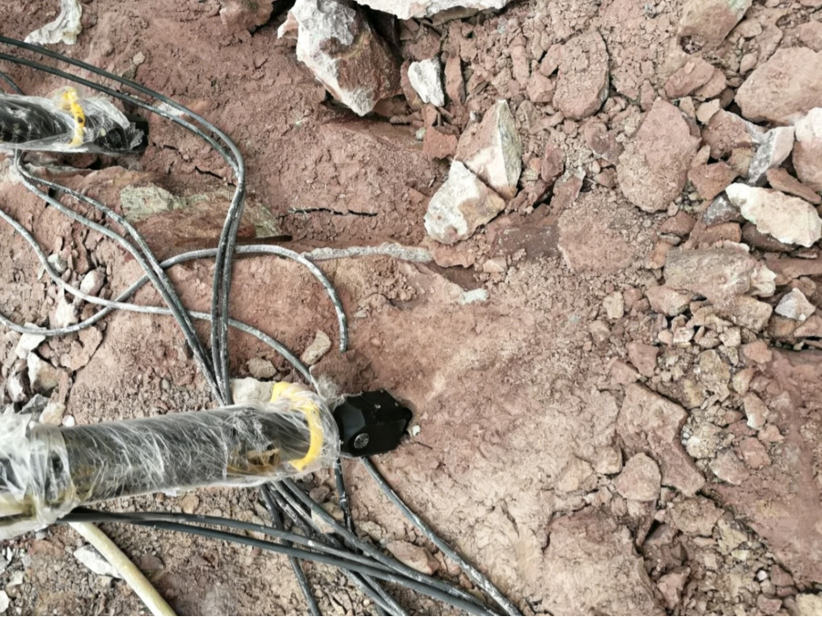 static hydraulic splitting protecting adjacent structures vibration-free rock splitting near residential area