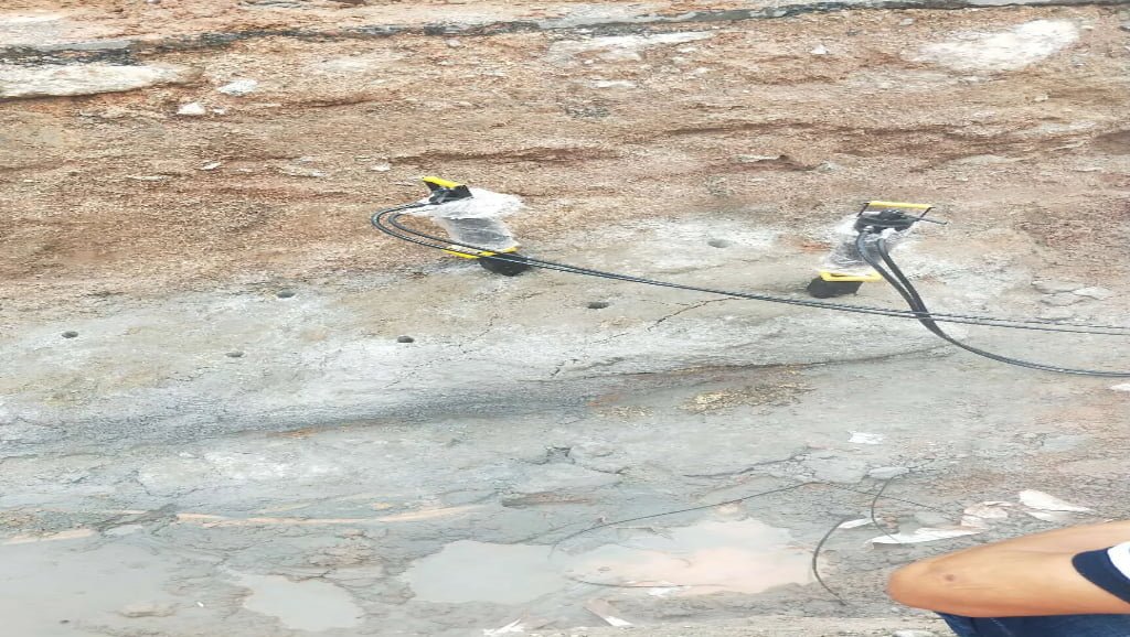 Residential Limestone Removal: DL250 Rock Splitter Solved 800m Residential Limestone Road Construction Problems
