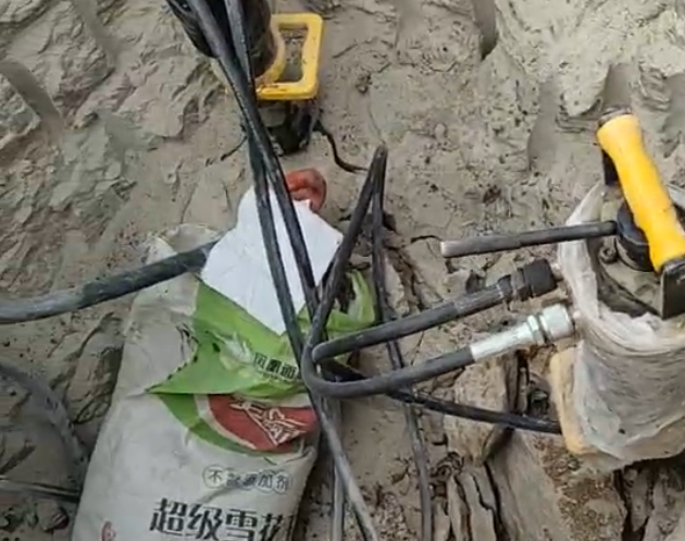 Hard Limestone Pit Excavation | DL 250 Rock Splitter Improves Efficiency & Cuts Costs