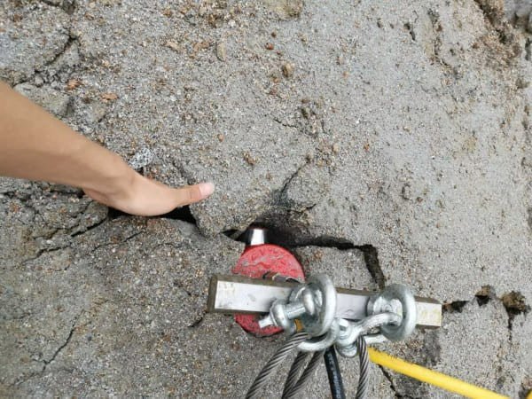 piston rock splitter working in pre-drilled hard rock holes