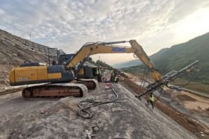 Custom 360‑Degree Rotatable Excavator‑Mounted Drill for Highway Slope Stabilization