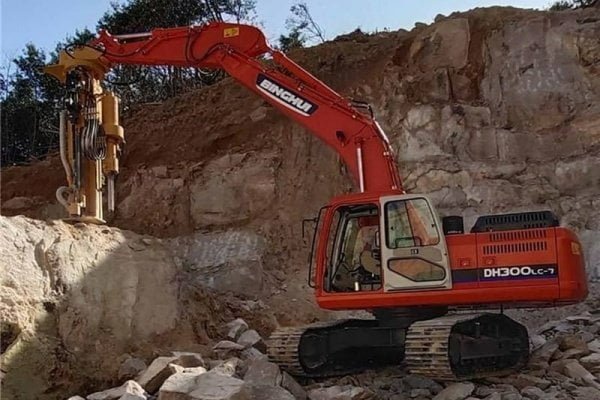Integrated drilling and splitting machine in quarry operation integrated drilling and splitting machine used in quarry rock splitting